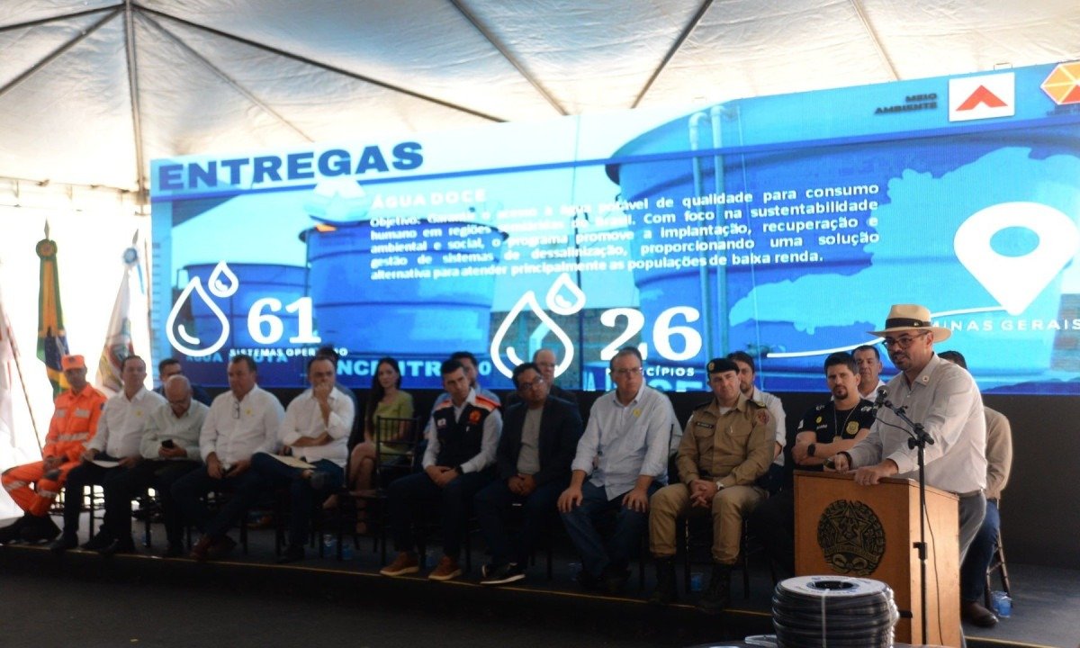 O vice-governador Mateus Simões esteve em Januária, na solenidade que anunciou investimentos para ampliar o acesso à água no semiárido de Minas -  (crédito: Túlio Santos/EM/D.A. Press)