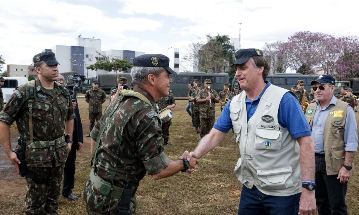 General de Brigada, Mario Fernandes cumprimenta o ex-presidente Jair Bolsonaro -  (crédito: Isac N&oacute;brega/PR)