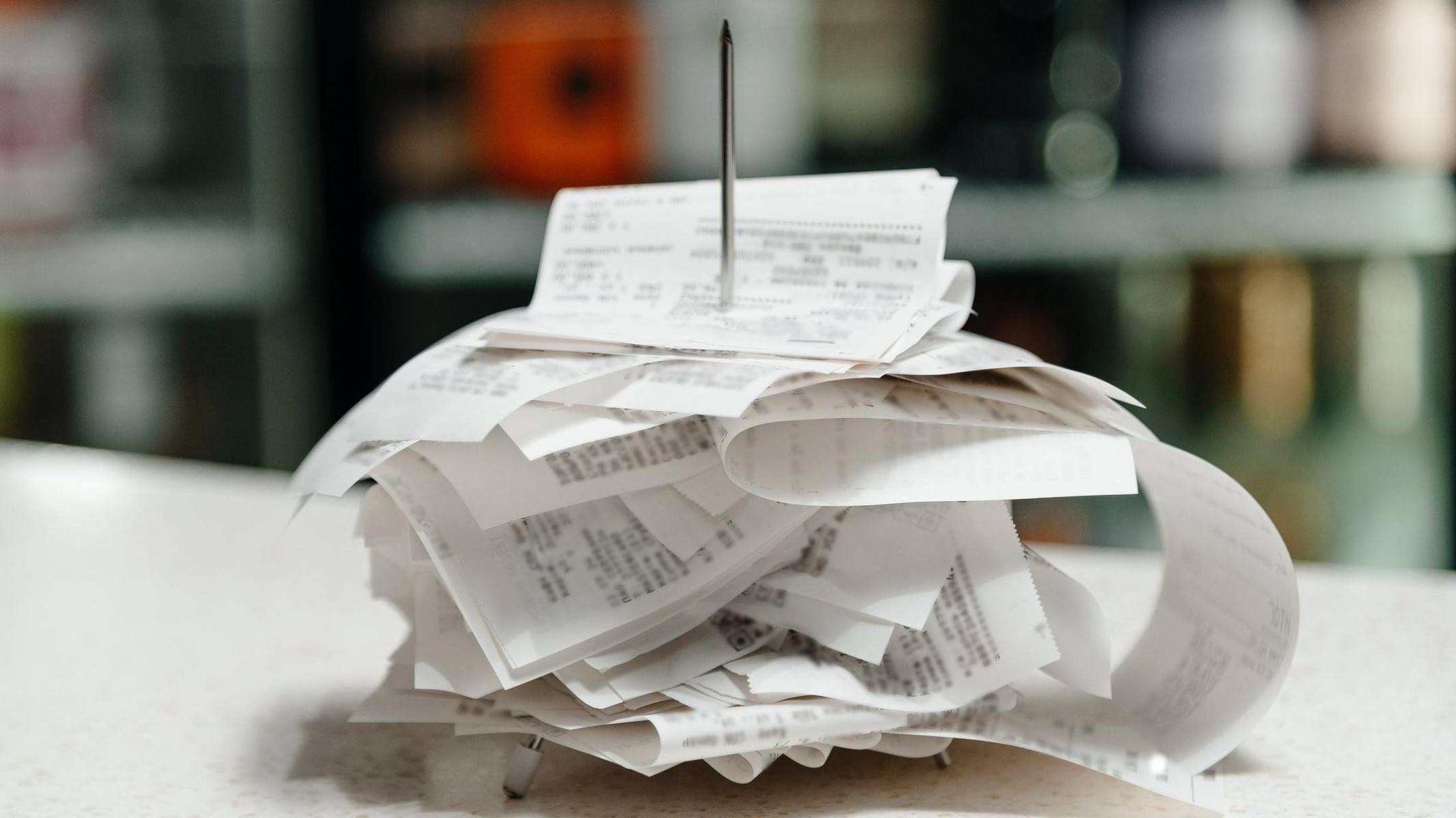 Manusear nota fiscal pode fazer mal à saúde? Entenda o que é o produto BPA - Getty Images