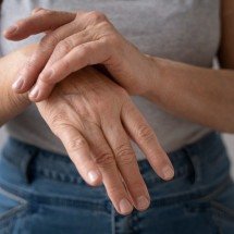 Rigidez muscular e articular: por que o corpo "trava" no inverno? - FreePik