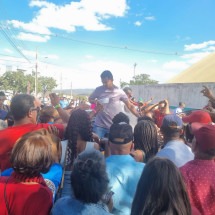 Vídeo: após encontro com Lula, público recebe marmitas de graça