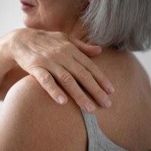 Dificuldade para levantar 5 kg a partir dos 50 anos pode estar ligada a problemas como artrose e depressão