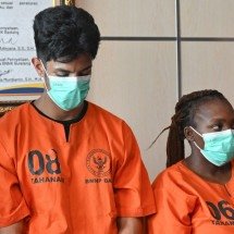 Brasileiro e sul-africana presos em Bali por drogas - SONNY TUMBELAKA / AFP