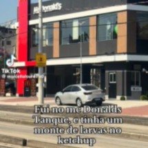 Cliente viraliza ao mostrar larvas em pote de ketchup do McDonald"s - Reprodução de redes sociais 