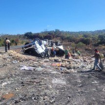 MG: motorista morre esmagado após carreta tombar em curva fechada da BR-251 - Divulgação/Corpo de Bombeiros