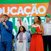 Moraes alivia pressão sobre Bolsonaro, mas a corda continua esticada Moraes alivia pressão sobre Bolsonaro, mas a corda continua esticada