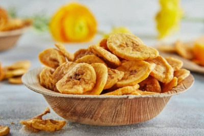 Para a banana, a dica é escolher a variedade-da-terra ou nanica mais madura, que tem maior concentração de açúcar natural, resultando em chips levemente doces e caramelizados -  (crédito: iStock)