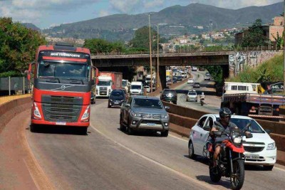 Com a recente municipalização do Anel Rodoviário, a PBH intensificou ações de limpeza e conservação nos trechos que atravessam a capital -  (crédito: Túlio Santos/EM/D.A Press)