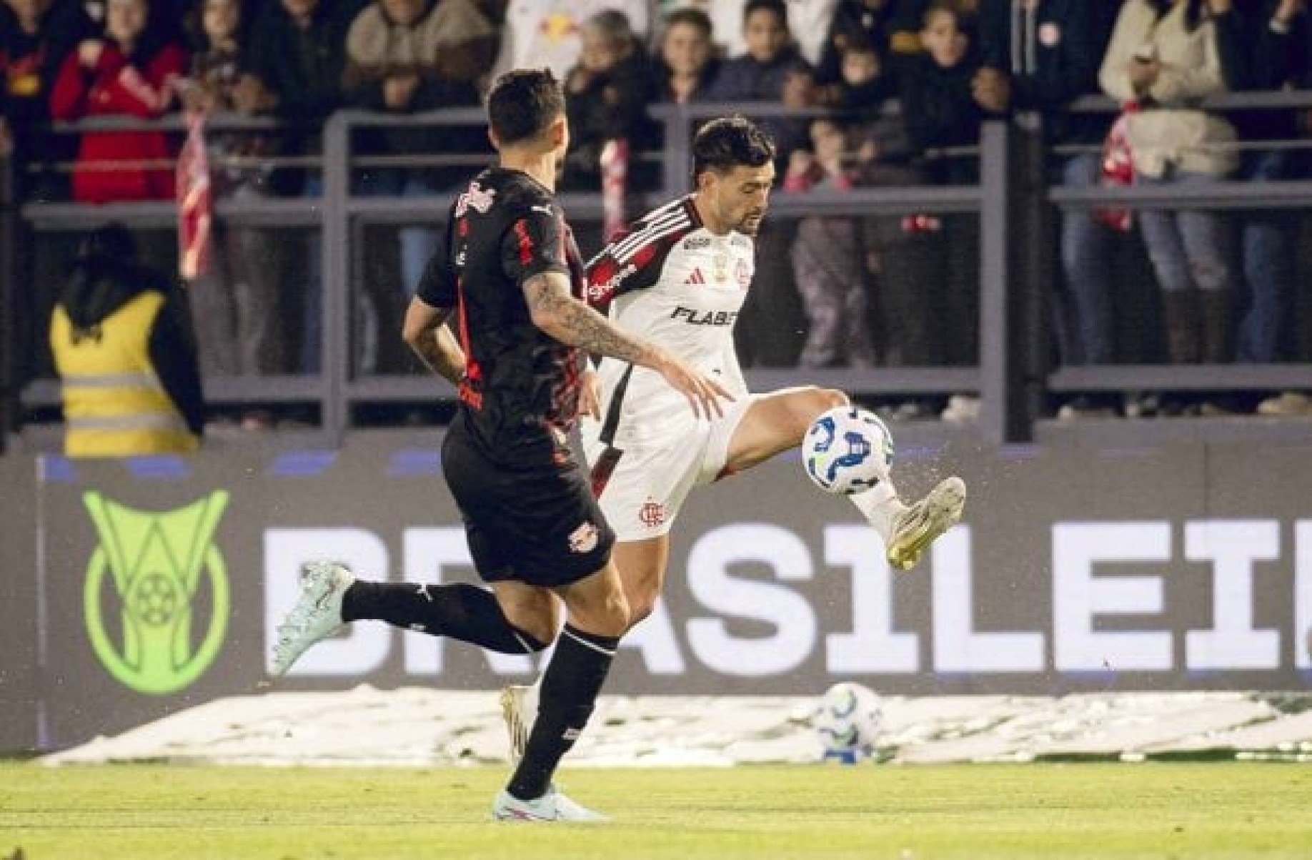 Arrascaeta desabafa sobre polêmica que expôs De la Cruz no Flamengo: ‘Difícil estar focado’