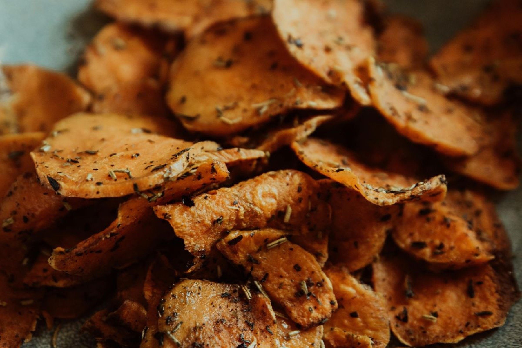 A batata-doce pode ser branca, roxa ou alaranjada, todas funcionam bem na airfryer, com variações no sabor e na textura