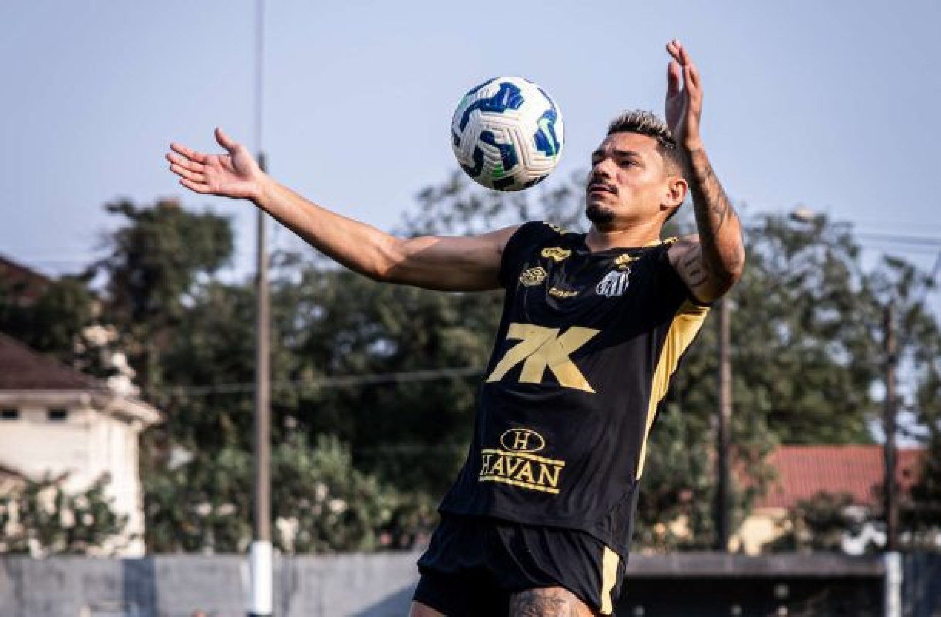 Tiquinho Soares vive seca e perde espaço após chegada de Cleber Xavier