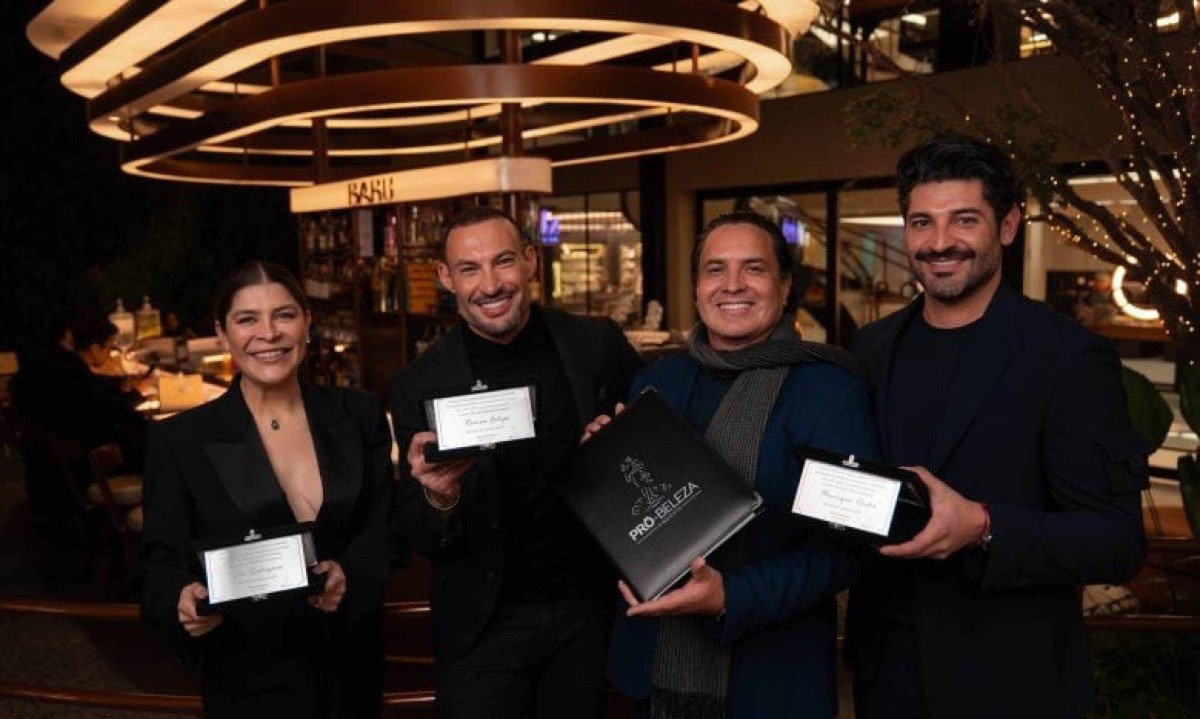 Sindicato Pró-Beleza celebra 106 anos com entrega de carteiras profissionais à equipe do Rom Concept, maior salão de beleza do mundo
 -  (crédito: Fabiano Moraes)