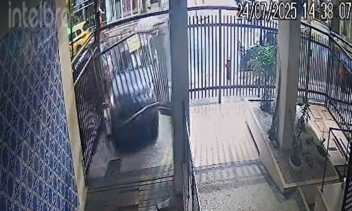 Carro atingiu portão eletrônico de garagem em prédio no Rio de Janeiro -  (crédito: reprodução/câmera de segurança)