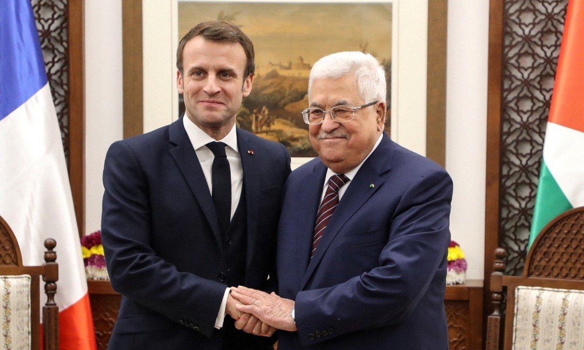Presidente francês Emmanuel Macron (E) aperta a mão do presidente palestino Mahmoud Abbas em sua sede na cidade de Ramallah, na Cisjordânia, em 22 de janeiro de 2020 -  (crédito: Ludovic MARIN / AFP)