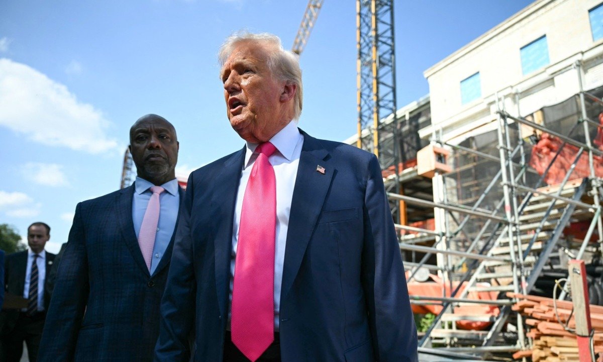 Trump visita o Federal Reserve com o senador americano Tim Scott (E), republicano da Carolina do Sul, em Washington, em 24 de julho de 2025  -  (crédito: ANDREW CABALLERO-REYNOLDS / AFP)