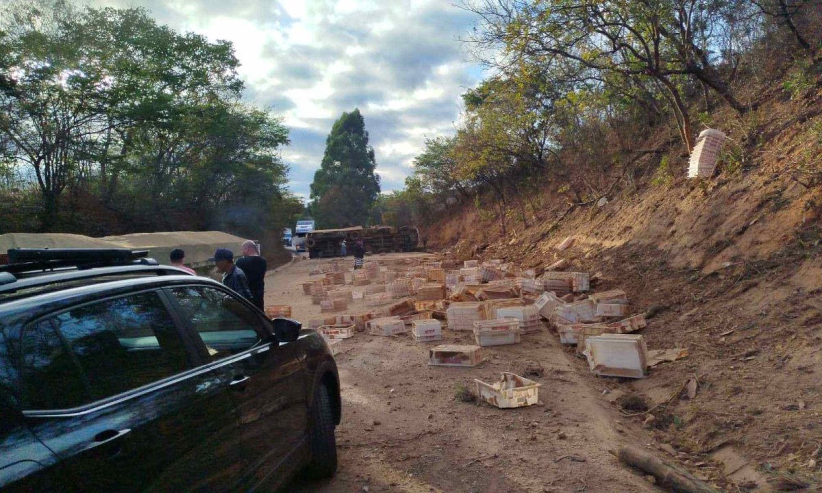 O acidente com a carreta interditou os dois sentidos da BR-251 A pista da BR-251 está bloqueada sem previsão de liberação