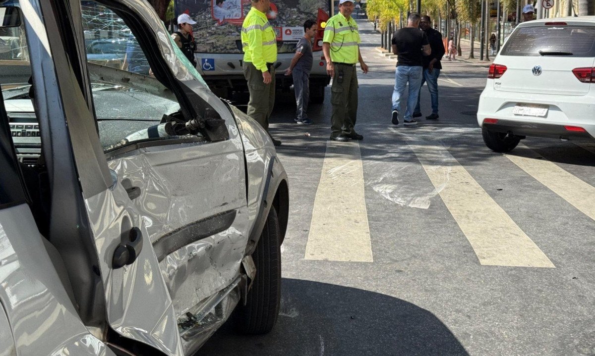 Acidente entre dois carros e um ônibus deixou duas mulheres feridas na manhã desta sexta (25), na Avenida Augusto de Lima, em frente ao Mercado Central -  (crédito: Mannu Meg/EM/D.A. Press)