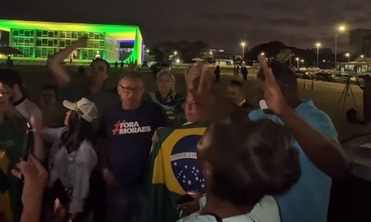 Bolsonaristas se unem aos deputados federais Coronel Chrisóstemo e Hélio Lopes para realizar um culto -  (crédito: Reprodução/Redes Sociais)