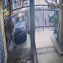 Vídeo: carro desgovernado invade garagem de prédio residencial no Rio