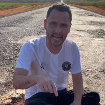 Cleitinho senta em buraco de estrada para criticar pré-candidatura de Zema - Reprodução/Redes Sociais