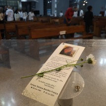 Familiares da professora morta, Soraya Tatiana França, não estiveram na missa de sétimo dia. Flores acompanhadas de um 'santinho' dela foram distribuídas na saída -  (crédito: Marcos Vieira/EM/D.A/Press)