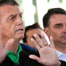Flávio para Bolsonaro: ‘Brasil vai te ver presidente novamente’ - Mateus Bonomi / AFP