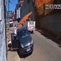 Perigo: escada solta em caminhão quase atinge cabeça de motorista em Minas - Reprodução/Redes Sociais 