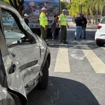 Batida entre ônibus e carros deixa duas pessoas feridas no Centro de BH - Mannu Meg/EM/D.A. Press