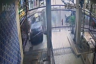 Vídeo: carro desgovernado invade garagem de prédio residencial no Rio