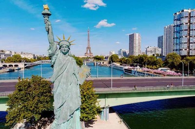A Ile aux Cignes, em Paris, muito comentada recentemente por causa do desaparecimento e morte do fotógrafo brasileiro Flávio Souza, tem uma imitação da Estátua da Liberdade, famoso monumento que é um dos cartões postais dos Estados Unidos. A versão que está na 
Île aux Cygnes foi um presente dos EUA em 1889 e é voltada para o oeste, simbolizando a amizade entre os dois países.  -  (crédito:  Reprodução do X @PhilDurFr)