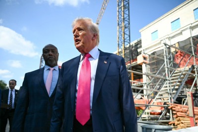 Trump visita o Federal Reserve com o senador americano Tim Scott (E), republicano da Carolina do Sul, em Washington, em 24 de julho de 2025  -  (crédito: ANDREW CABALLERO-REYNOLDS / AFP)
