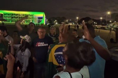 Bolsonaristas se unem aos deputados federais Coronel Chrisóstemo e Hélio Lopes para realizar um culto -  (crédito: Reprodução/Redes Sociais)