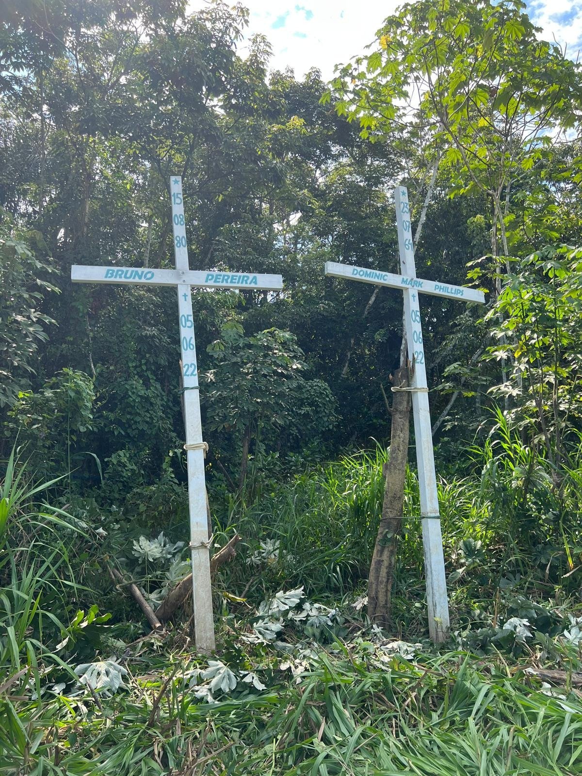 Cruzes em homenagem a Dom e Bruno no local em que foram assassinados no Vale do Javari-Jon Watts/Divulgação