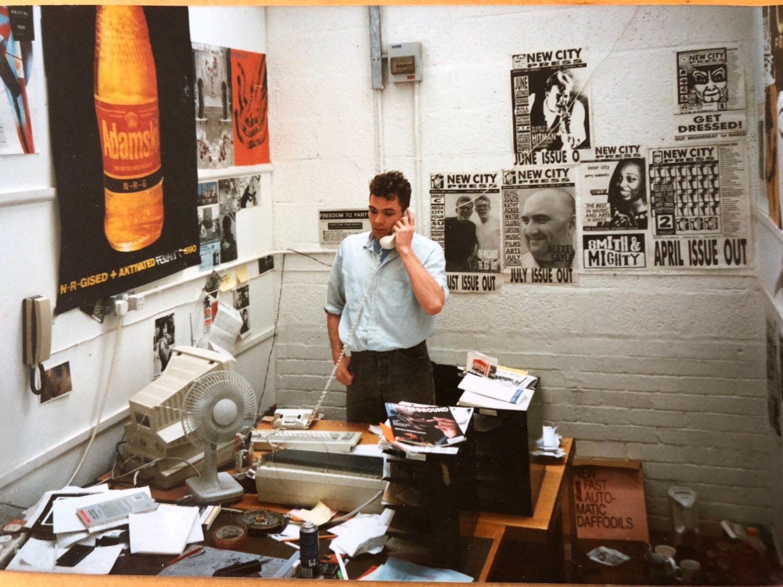 Dom nos escritórios da New City Press em Bristol, na Inglaterra, em 1988. Antes de morar no Brasil, o jornalista trabalhou na cobertura da cena musical britânica -John Mitchell/Divulgação