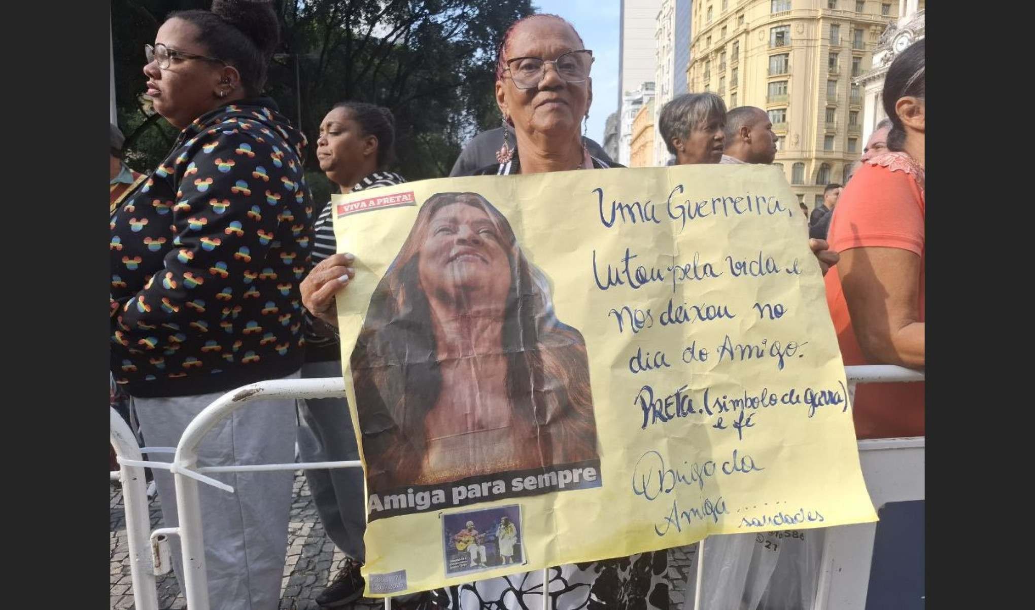 Fã leva cartaz para funeral de Preta Gil-Maria Clara Anselmo/Tupi