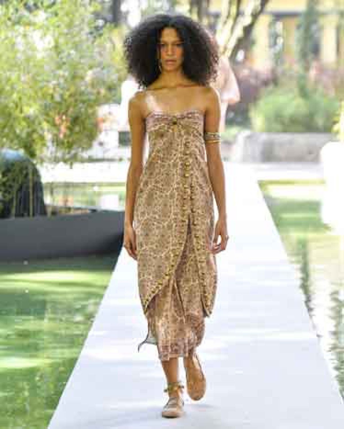 A nova coleção revela-se em uma paleta vibrante que celebra o otimismo