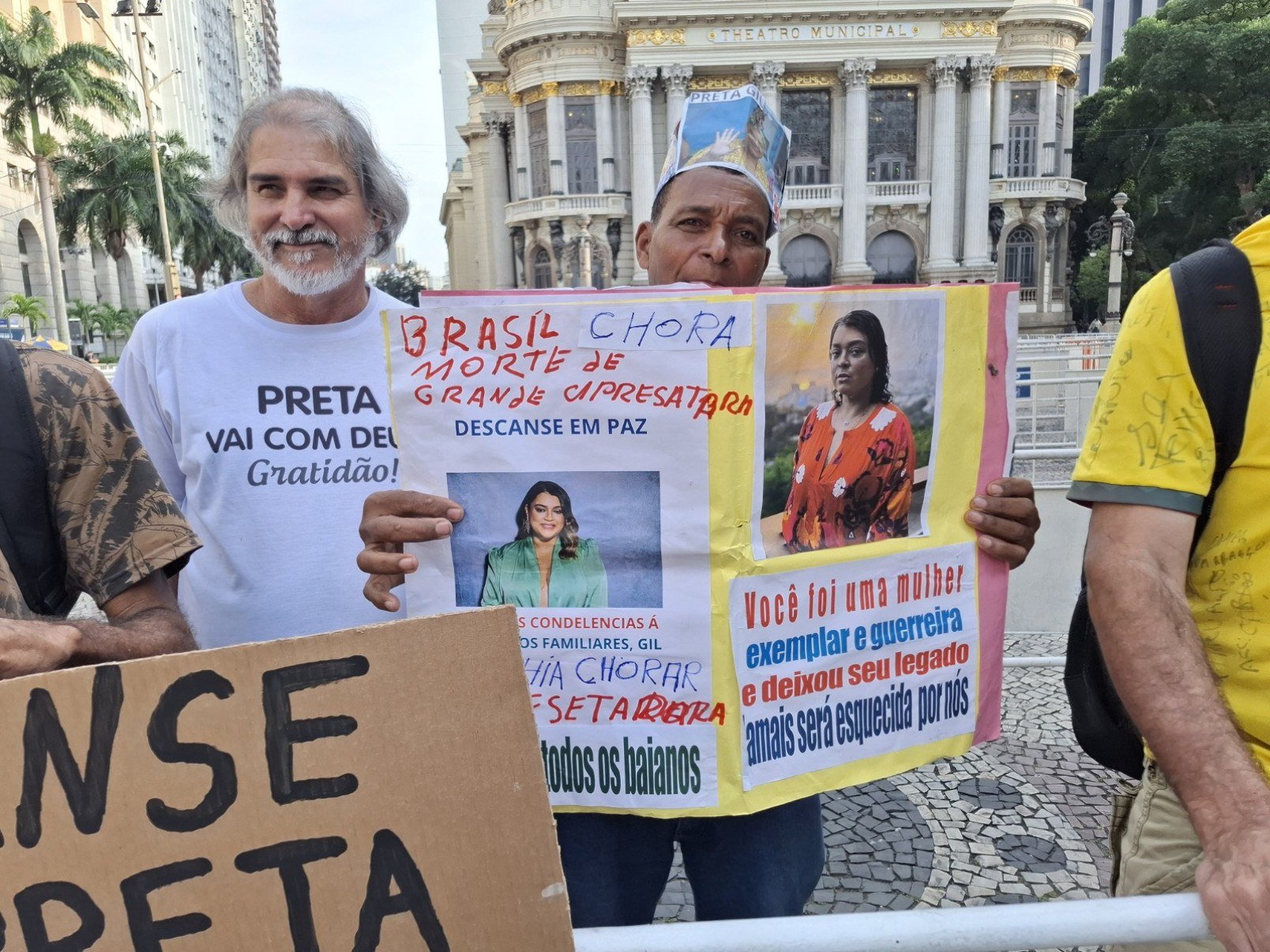 Fã levanta cartaz em homenagem a Preta Gil-Tiê Leal/Tupi