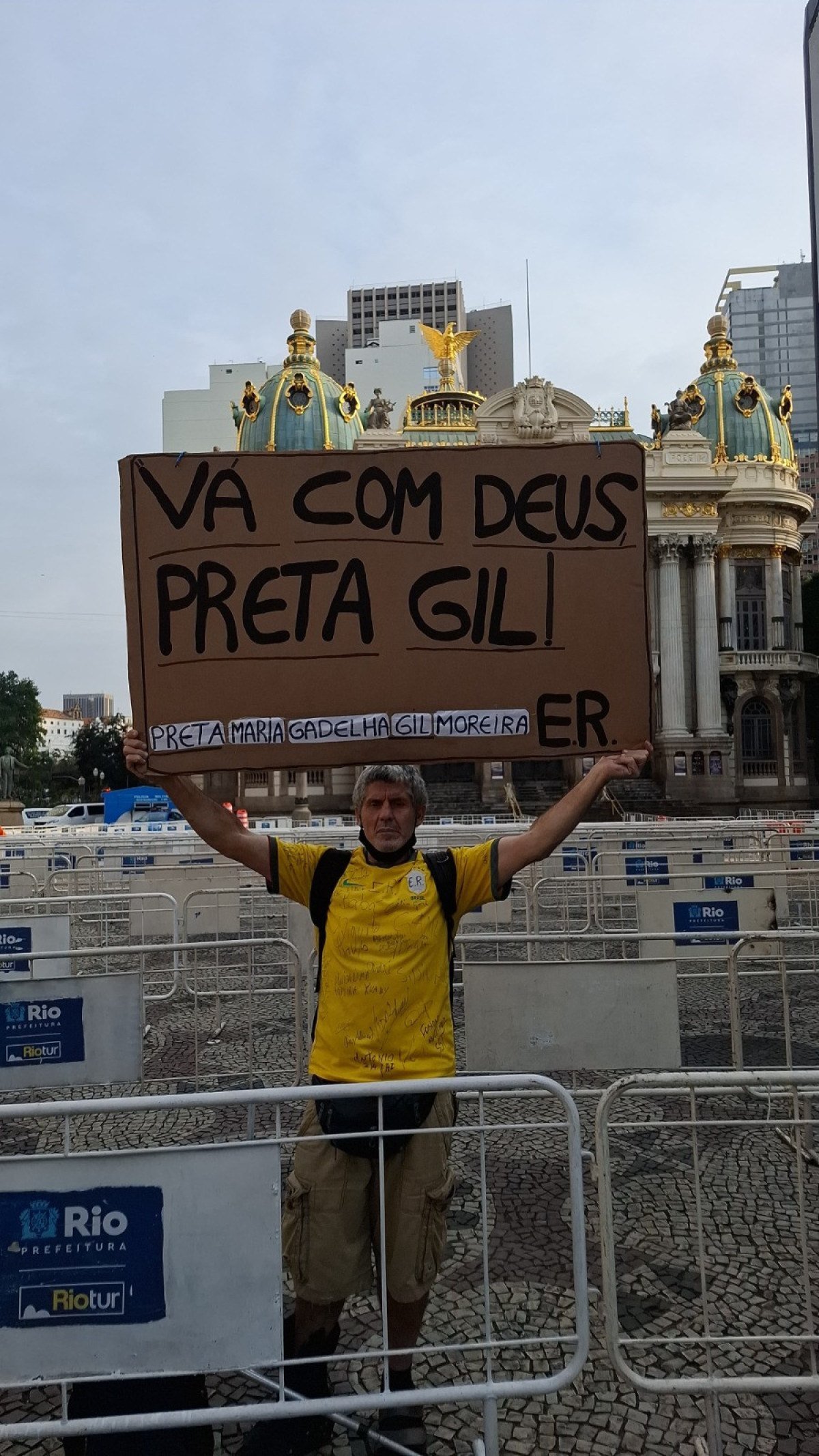Fã levanta cartaz em homenagem a Preta Gil-Tiê Leal/Tupi