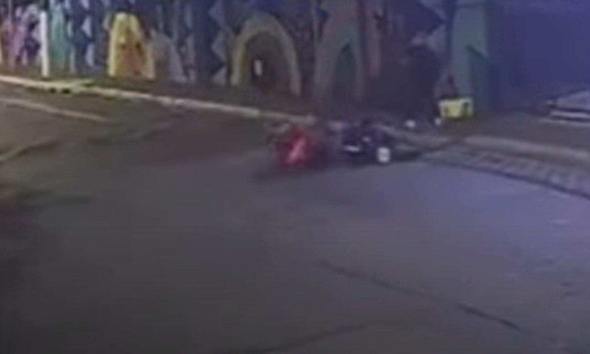 O homem, de 21 anos, morreu no local e foi constatado que ele portava uma arma falsa -  (crédito: Reprodução)
