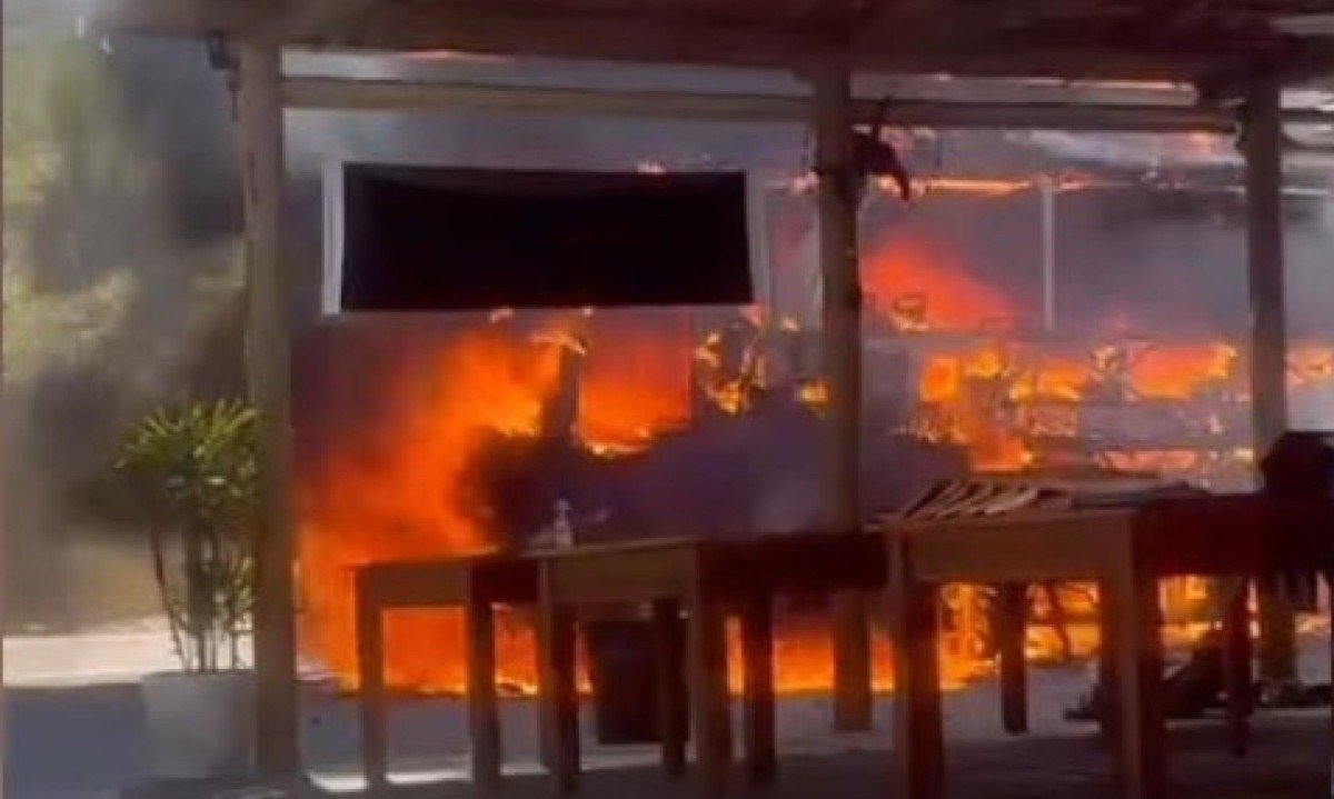 Ônibus da banda Djavu foi destruído por incêndio às margens da MGC-120; calor também causou danos ao restaurante próximo-Redes Sociais/Reprodução