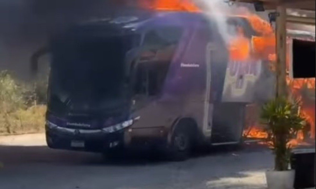 Ônibus da banda Djavu foi destruído por incêndio às margens da MGC-120; calor também causou danos ao restaurante próximo-Redes Sociais/Reprodução