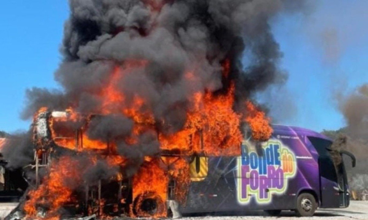 Ônibus da banda Djavu em chamas às margens da MGC-120; ninguém ficou ferido, mas o veículo foi destruído-Corpo de Bombeiros/Divulgação