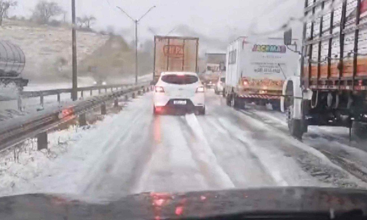 A pista da BR-381 ficou cheia de granizo durante a tarde de sexta-feira (25/7) -  (crédito: Reprodução)