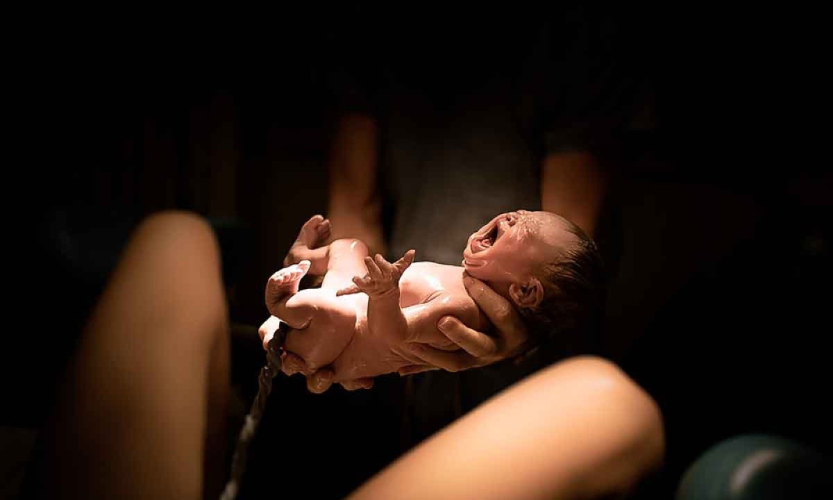 Desde o nascimento, o homem começa a lidar com o desconforto da dependência e, mais tarde, da obrigação de sobreviver e lutar pela vida -  (crédito: Shutterstock/Reprodução)