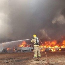 MG: incêndio atinge pátio do Detran e destrói cerca de 200 veículos - Corpo de Bombeiros/Divulgação