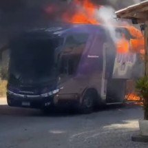 MG: veja como ficou o ônibus da banda Djavú após incêndio - Redes Sociais/Reprodu&ccedil;&atilde;o
