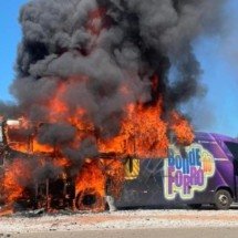MG: ônibus de banda de forró pega fogo e é destruído pelas chamas - Corpo de Bombeiros/Divulga&ccedil;&atilde;o