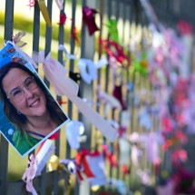Com flores e fitas, comunidade homenageia professora morta pelo filho em BH
