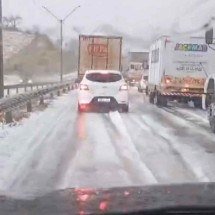 Chuva de granizo atinge cidades e mobiliza equipes de trânsito no Sul de MG - Reprodução