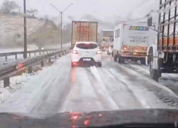 A pista da BR-381 ficou cheia de granizo durante a tarde de sexta-feira (25/7) -  (crédito: Reprodução)